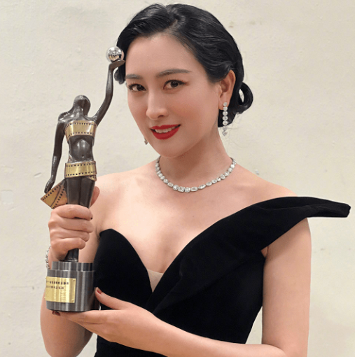 马苏出席香港电影金像奖，穿黑色抹胸长裙烫卷发，复古又优雅！