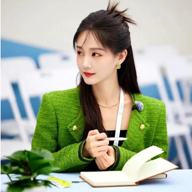 李一桐《女子推理社》造型，綠色小香風外套搭黑色長褲，精緻顯高