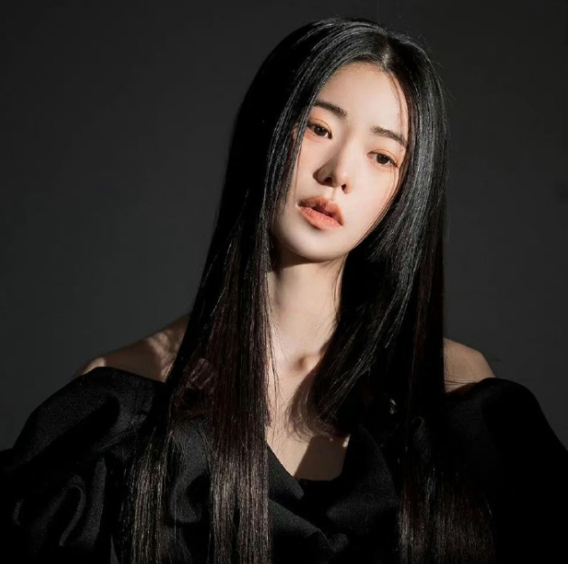 妍珍呐黑色套裝短裙好美！林智妍首爾出席品牌活動