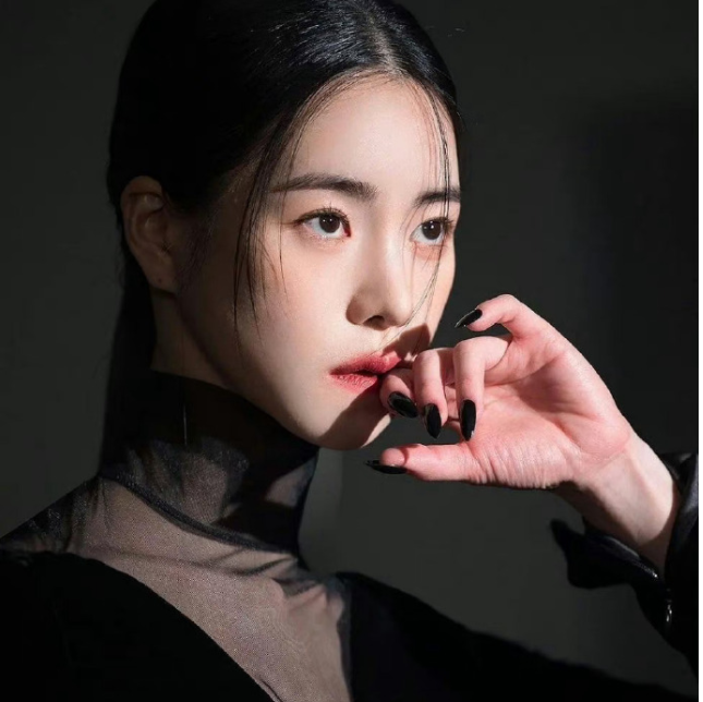 妍珍呐黑色套裝短裙好美！林智妍首爾出席品牌活動