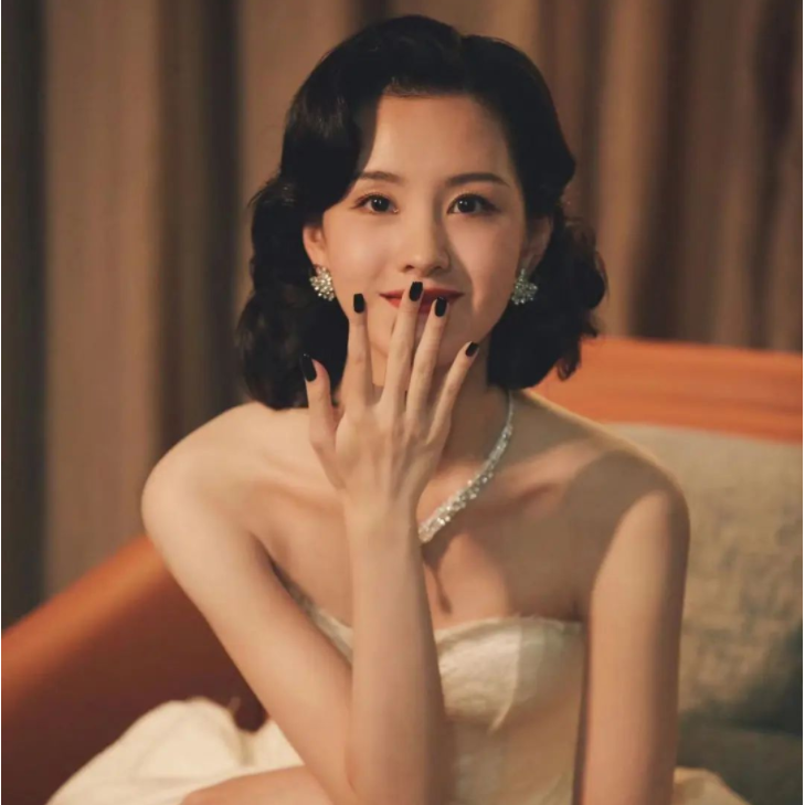 北影節最強顯微鏡：陳都靈被發現禮服領口，開線了！