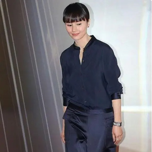 “70后的袁泉”气质可真好，穿黑衬衫配黑裤子，时髦优雅又显气质