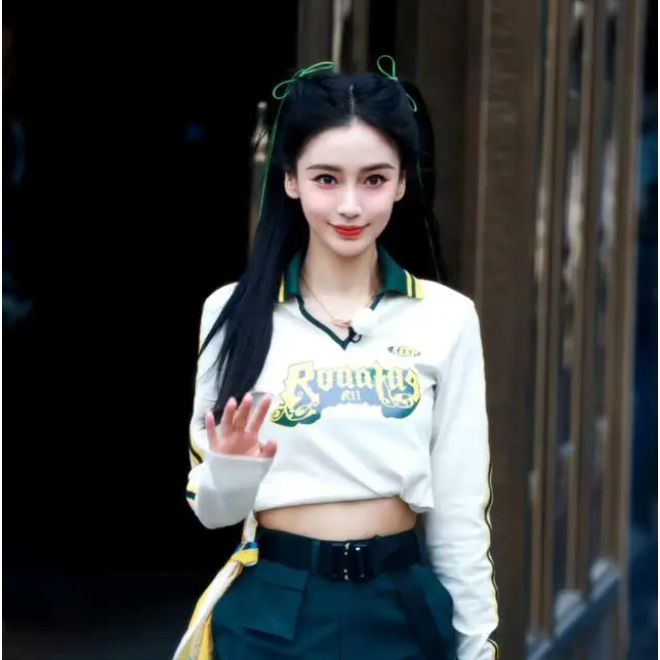 杨颖《奔跑吧》上班路透，翻领T恤搭工装裤，甜酷又减龄！