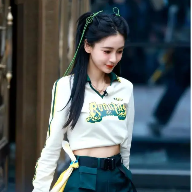 杨颖《奔跑吧》上班路透，翻领T恤搭工装裤，甜酷又减龄！