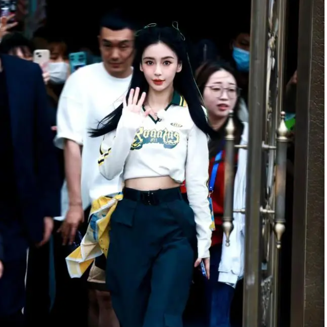 杨颖《奔跑吧》上班路透，翻领T恤搭工装裤，甜酷又减龄！