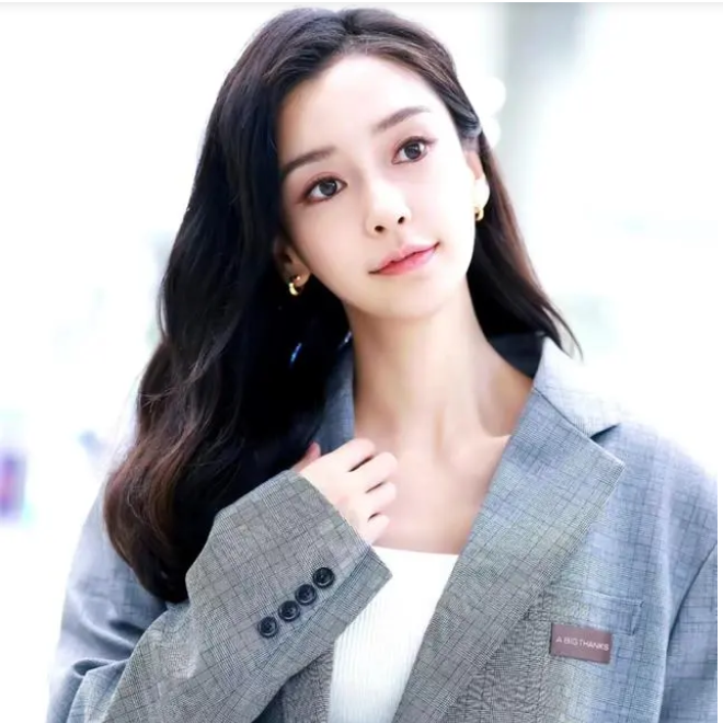 杨颖现身机场，格纹西装搭配百褶短裙，精致时尚又减龄！