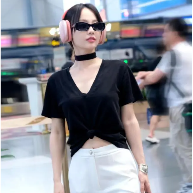 张嘉倪现身机场，黑色露脐上衣搭配白色长裤，简约时尚又显高！