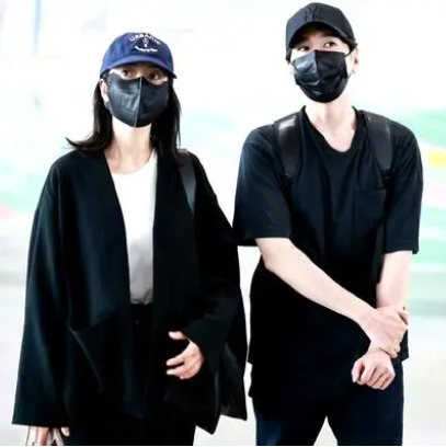 高圆圆赵又廷夫妇现身机场，都穿黑色服饰，简约休闲很低调！