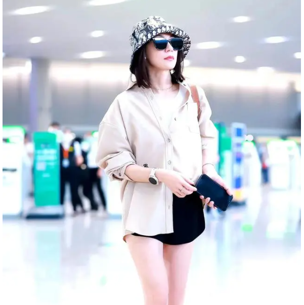 贾静雯现身机场，燕麦色衬衫搭配黑色短裤，时尚又减龄！