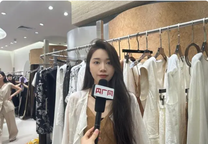 深圳南油原创“新中式”服装受消费者欢迎