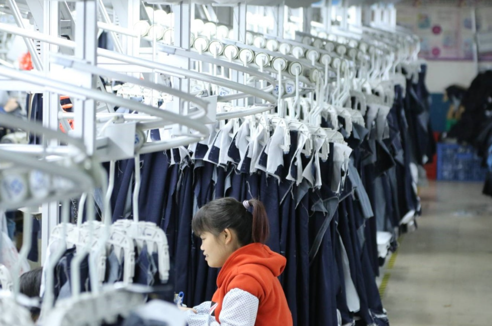 大冶陈贵镇牛仔服产业年总产值超20亿元 “一匹布”织出一条产业链