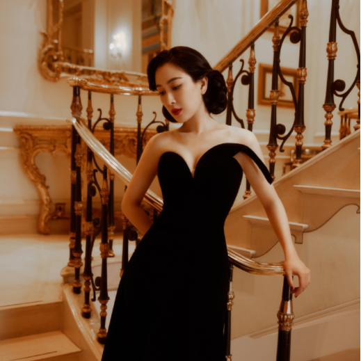 马苏出席香港电影金像奖，穿黑色抹胸长裙烫卷发，复古又优雅！