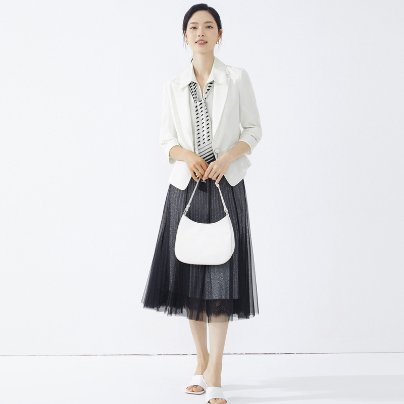 轻职场七分袖白色西装外套：展现职场女性的优雅与自在