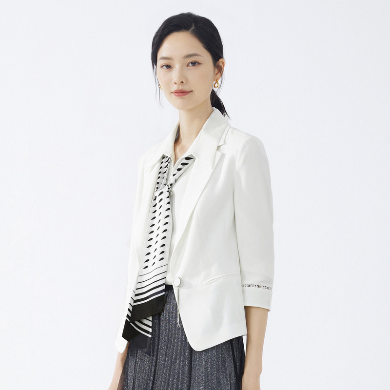 轻职场七分袖白色西装外套：展现职场女性的优雅与自在