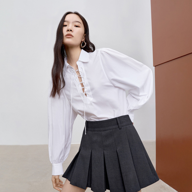 野性与干练的完美结合：MO&Co.绑带V领泡泡袖天丝棉女衬衫