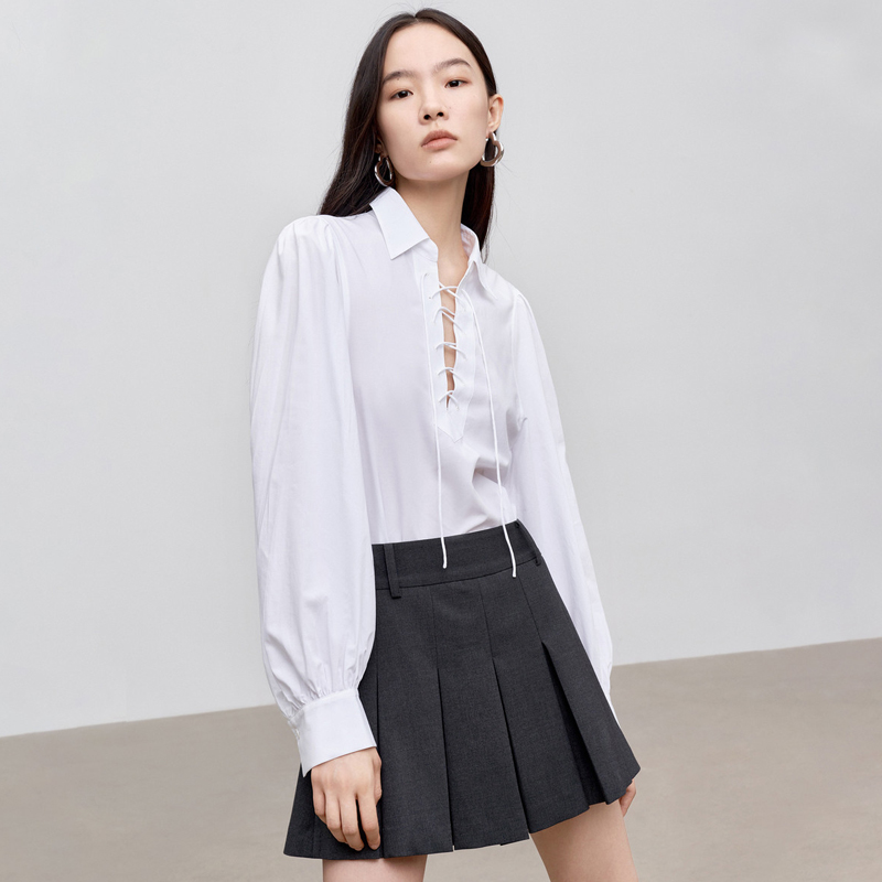 野性与干练的完美结合：MO&Co.绑带V领泡泡袖天丝棉女衬衫
