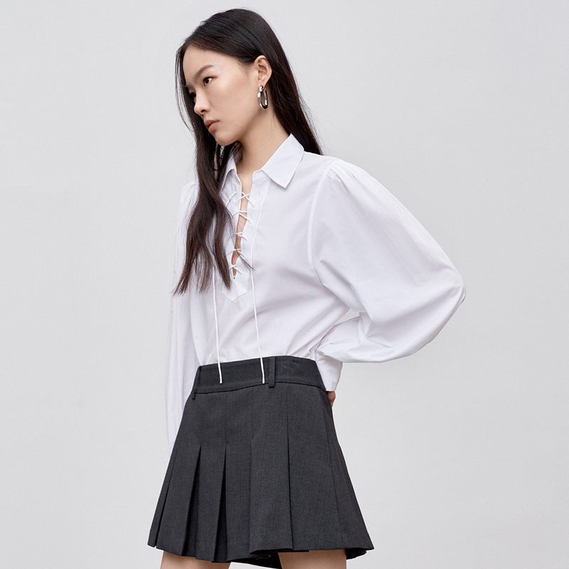 野性与干练的完美结合：MO&Co.绑带V领泡泡袖天丝棉女衬衫