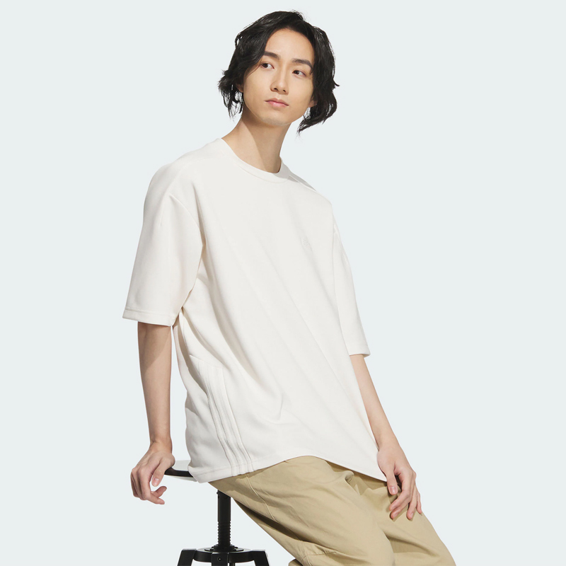 adidas日常休闲风时尚T恤 涤锦棉双面斜布料：阿迪达斯运动服装与休闲装的完美结合