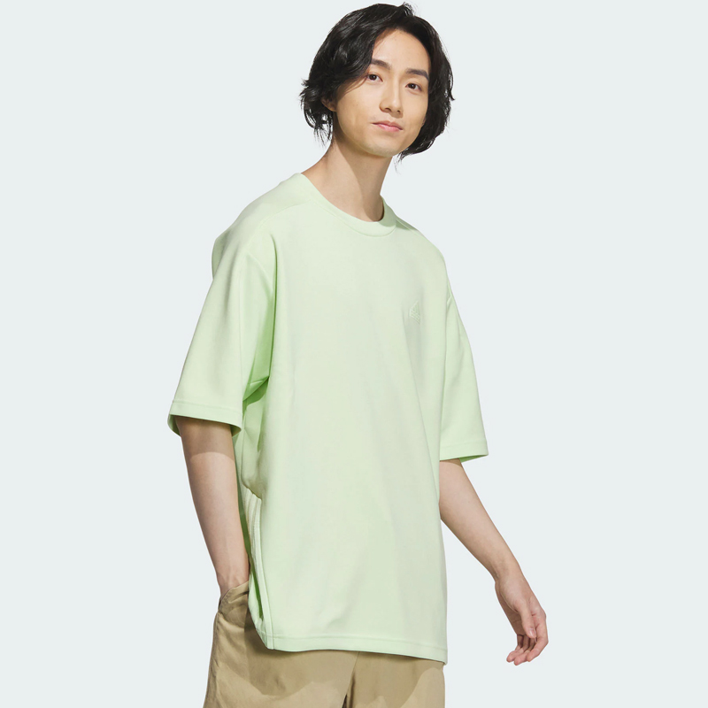 adidas日常休闲风时尚T恤 涤锦棉双面斜布料：阿迪达斯运动服装与休闲装的完美结合