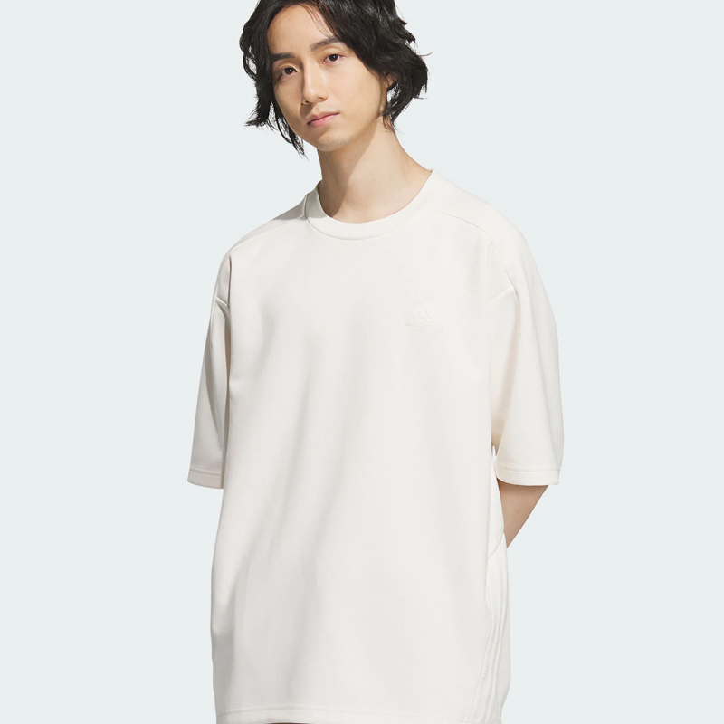 adidas日常休闲风时尚T恤 涤锦棉双面斜布料：阿迪达斯运动服装与休闲装的完美结合