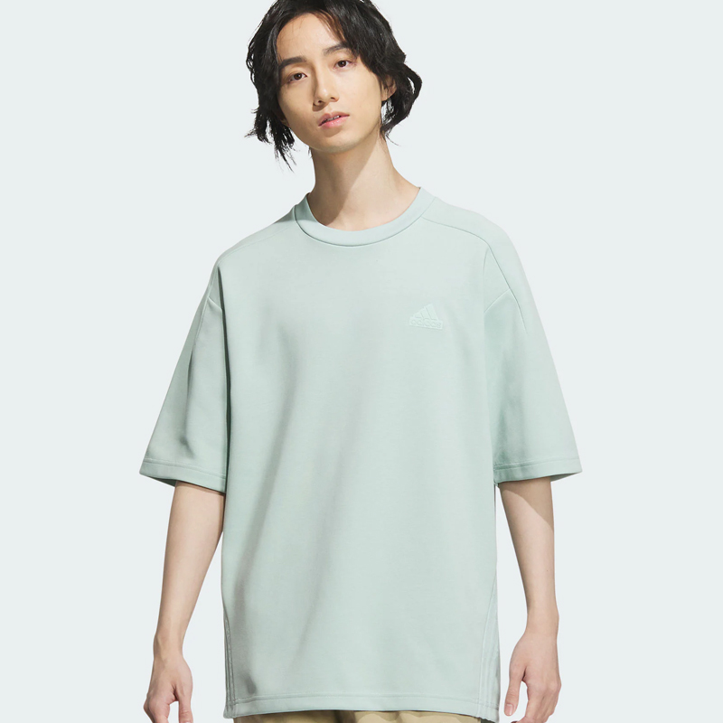 adidas日常休闲风时尚T恤 涤锦棉双面斜布料：阿迪达斯运动服装与休闲装的完美结合