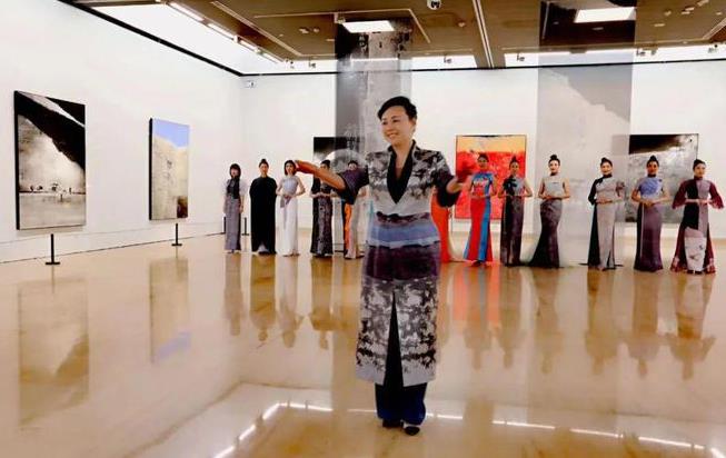 中国纺织非遗大使龚航宇走进中国美术馆展示中国旗袍的艺术魅力