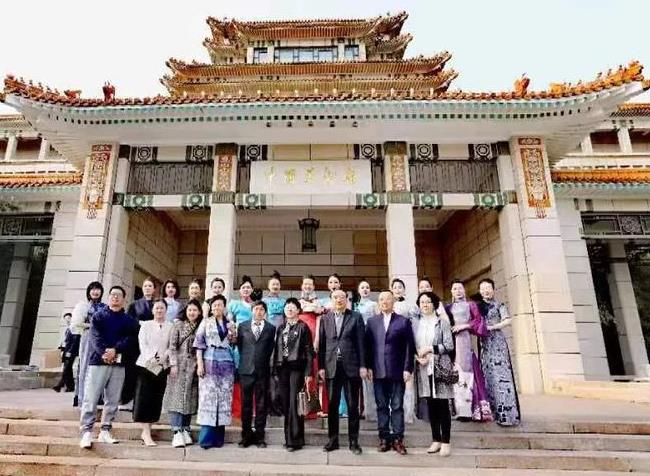 中国纺织非遗大使龚航宇走进中国美术馆展示中国旗袍的艺术魅力
