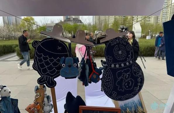 多彩创新！麻花布北蓝印染技艺亮相丁香赏花季