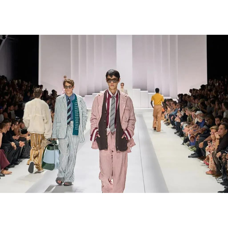 2026春夏时尚：“睡衣外穿”竟成为流行趋势？