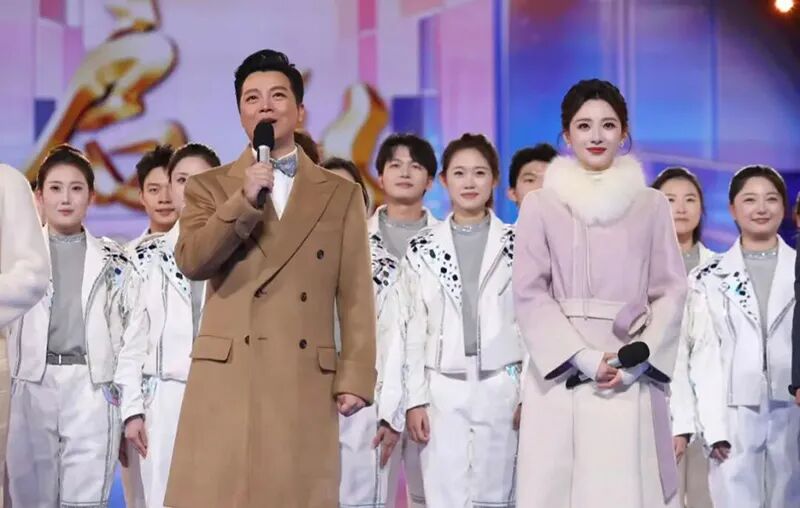 央视跨年晚会主持人着装成焦点，暖心冬装获网友怒赞！