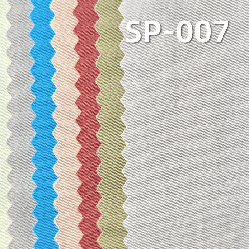 本款尼龙哑光斜纹染色布; 它是一款 100% 尼龙,重量为 150g/m²,幅宽 57/58" 的染色布料,主要工艺是 “哑光斜纹 + 防水”,货号 SP-007; 这款面料布面哑光低调,质感轻奢,斜纹结构稳固,手感紧实,具备良好防水性能,抗撕裂。适用于制作户外服、外套夹克、背包、箱包等。