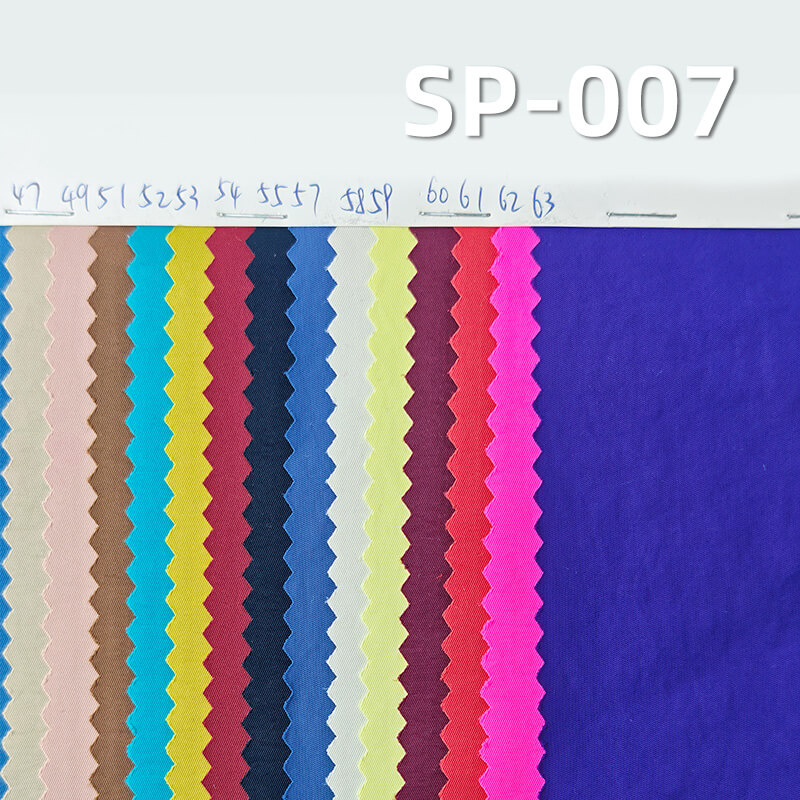 本款尼龙哑光斜纹染色布; 它是一款 100% 尼龙,重量为 150g/m²,幅宽 57/58" 的染色布料,主要工艺是 “哑光斜纹 + 防水”,货号 SP-007; 这款面料布面哑光低调,质感轻奢,斜纹结构稳固,手感紧实,具备良好防水性能,抗撕裂。适用于制作户外服、外套夹克、背包、箱包等。