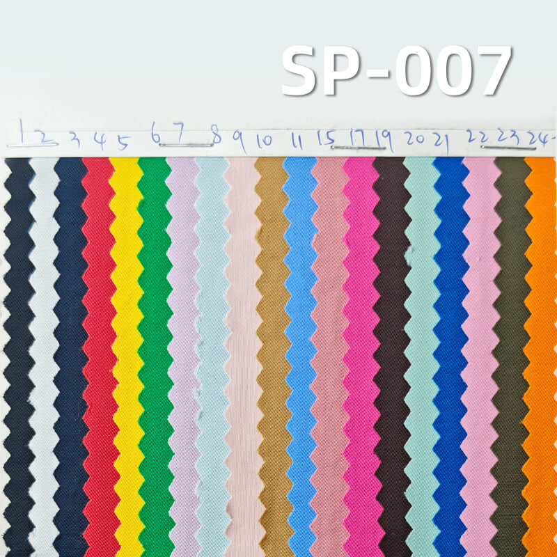 本款尼龙哑光斜纹染色布; 它是一款 100% 尼龙,重量为 150g/m²,幅宽 57/58" 的染色布料,主要工艺是 “哑光斜纹 + 防水”,货号 SP-007; 这款面料布面哑光低调,质感轻奢,斜纹结构稳固,手感紧实,具备良好防水性能,抗撕裂。适用于制作户外服、外套夹克、背包、箱包等。